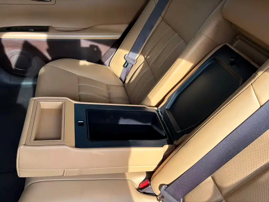 Lexus ES 2018 — фото 13