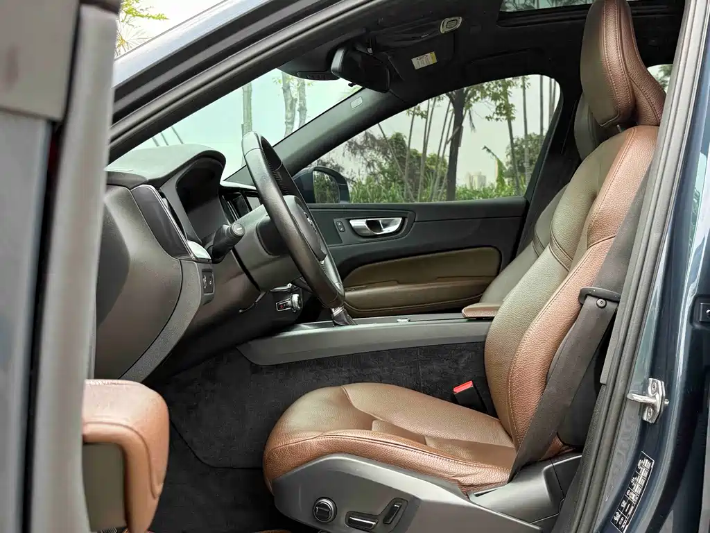 Volvo XC60 2020 — фото 10