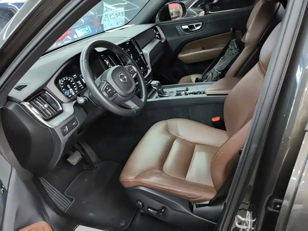 Volvo XC60 2021 — фото 15