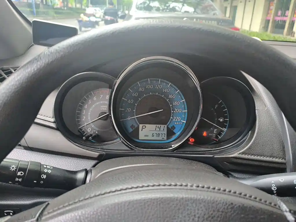 Toyota Yaris L 2015 — фото 8