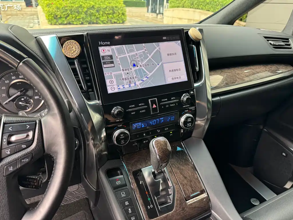 Toyota Alphard 2022 — фото 13