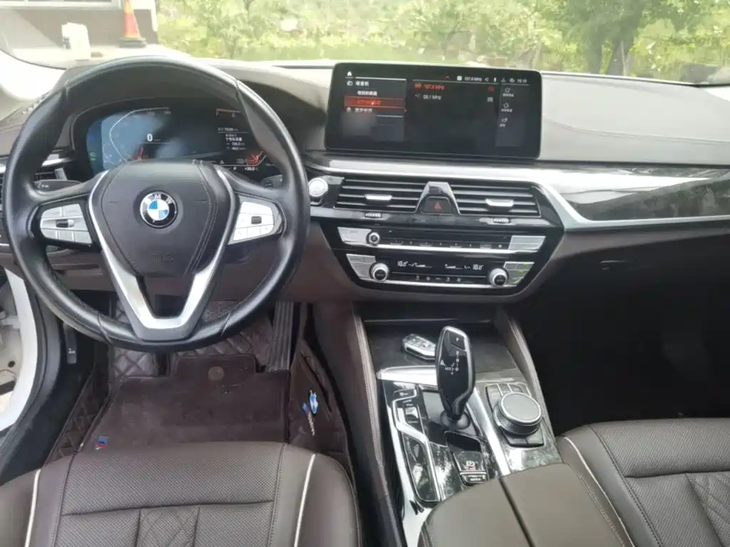 BMW 5 Series 2022 — фото 10