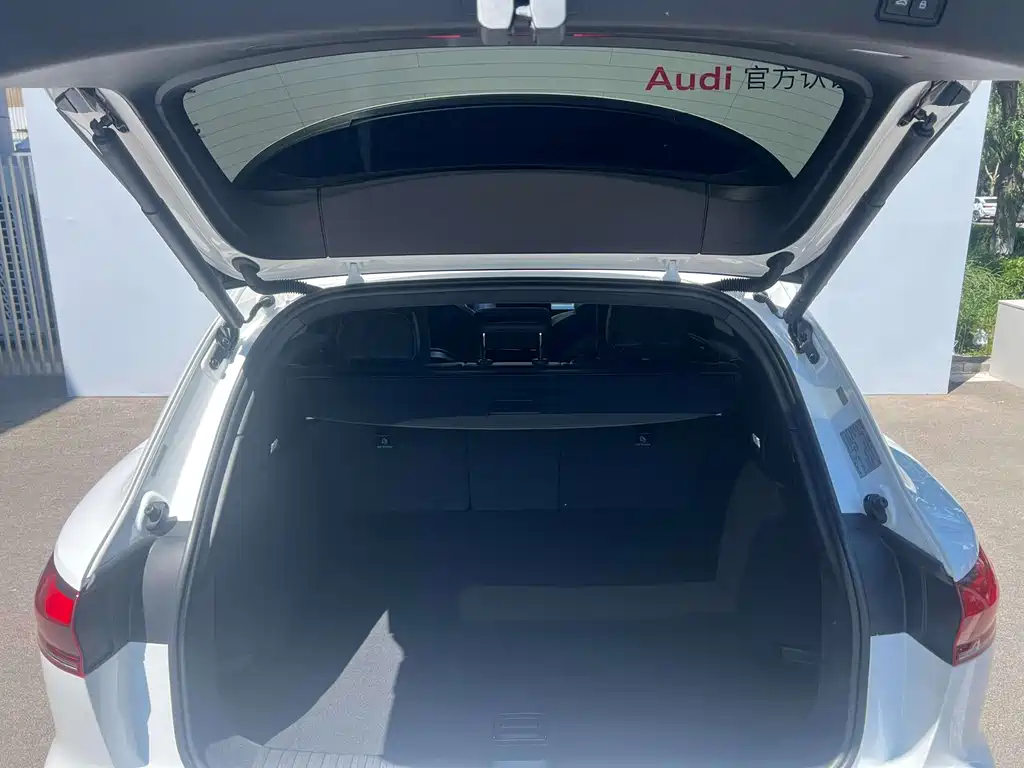 Audi Q6L e-tron 2025 — фото 8