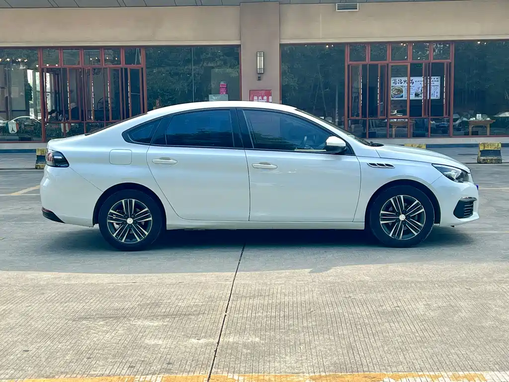 Peugeot 308 2017 — фото 11