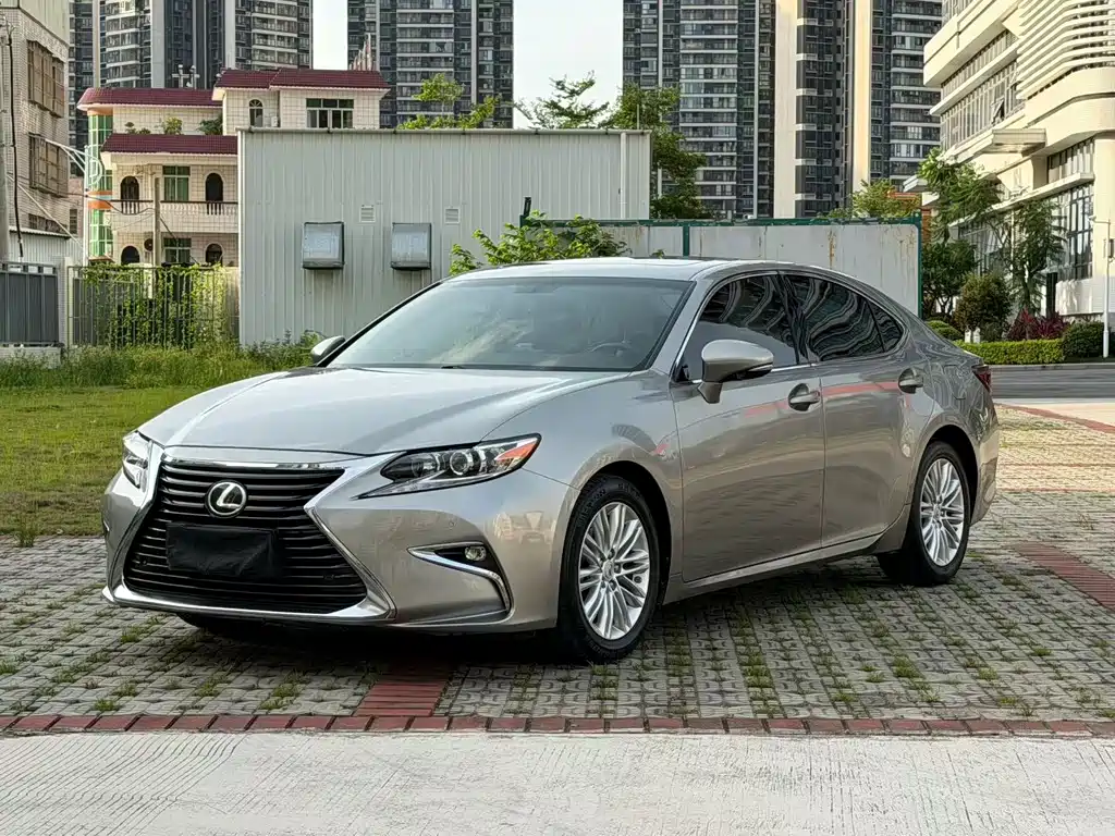 Lexus ES 2018 — фото 1