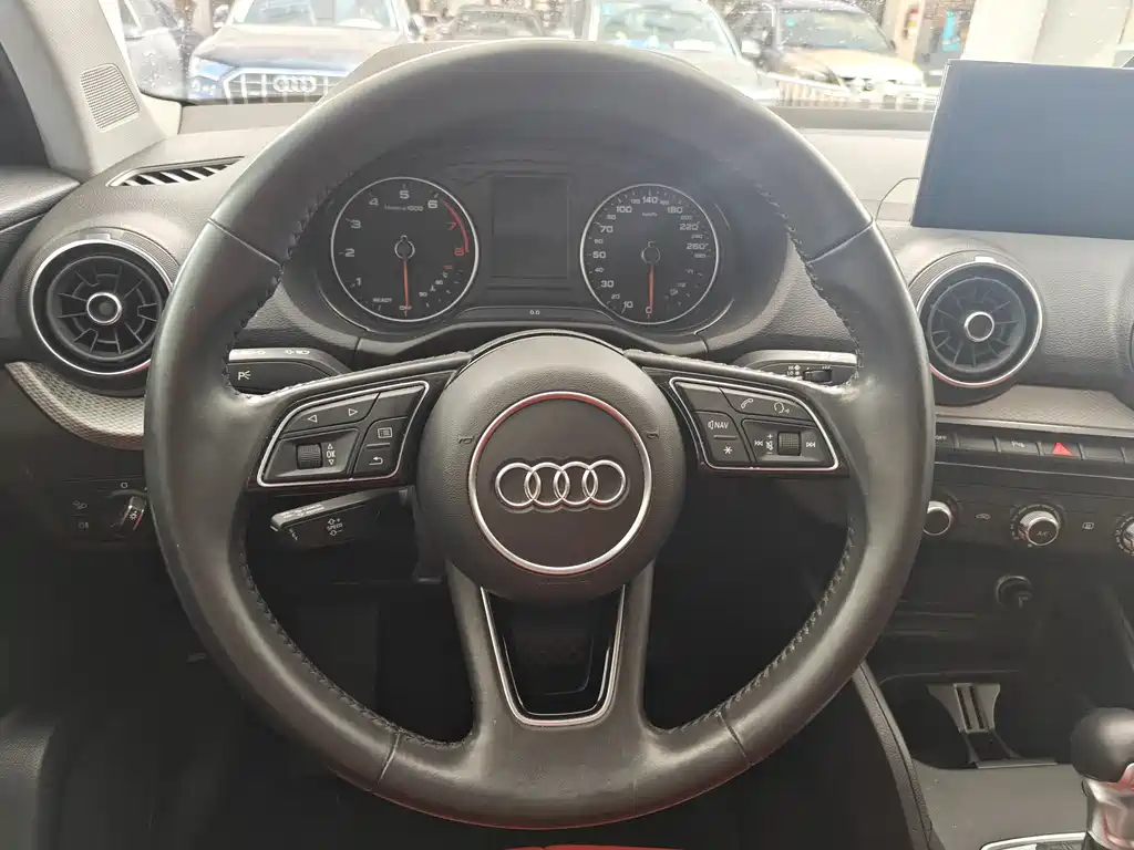 Audi Q2L 2021 — фото 9