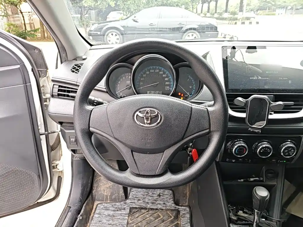 Toyota Yaris L 2018 — фото 11