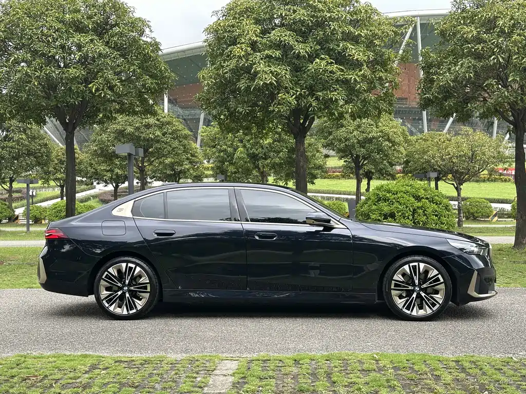 BMW 5 Series 2025 — фото 10