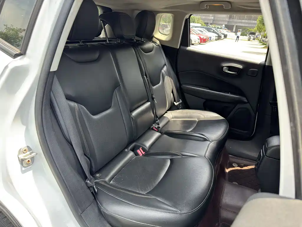 Jeep Compass 2017 — фото 11