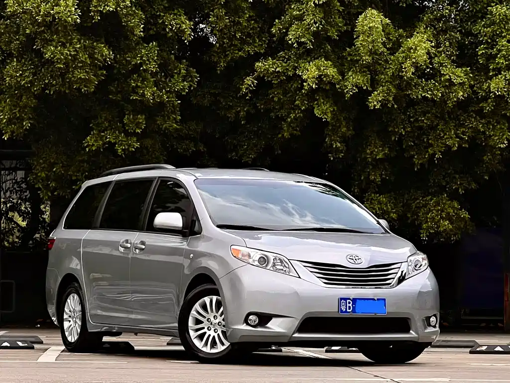 Toyota Sienna 2018 — фото 3