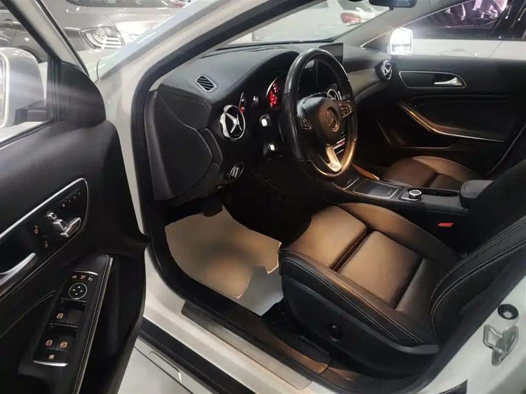Mercedes-Benz GLA 2018 — фото 16