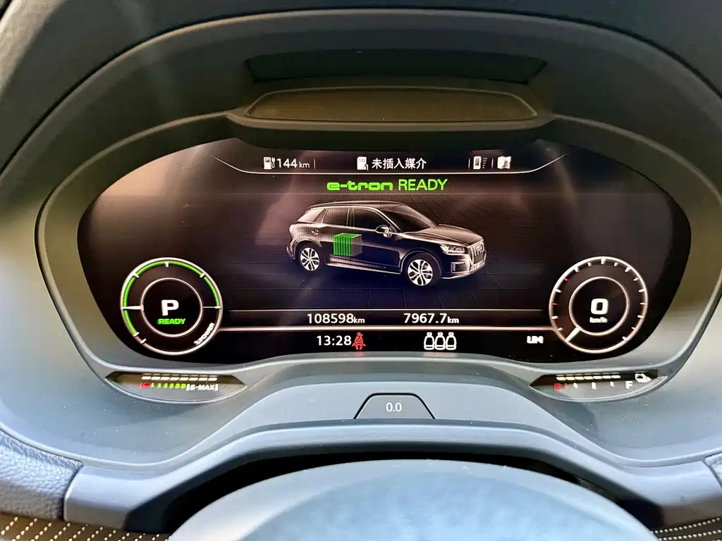 Audi Q2L E-Tron 2020 — фото 16