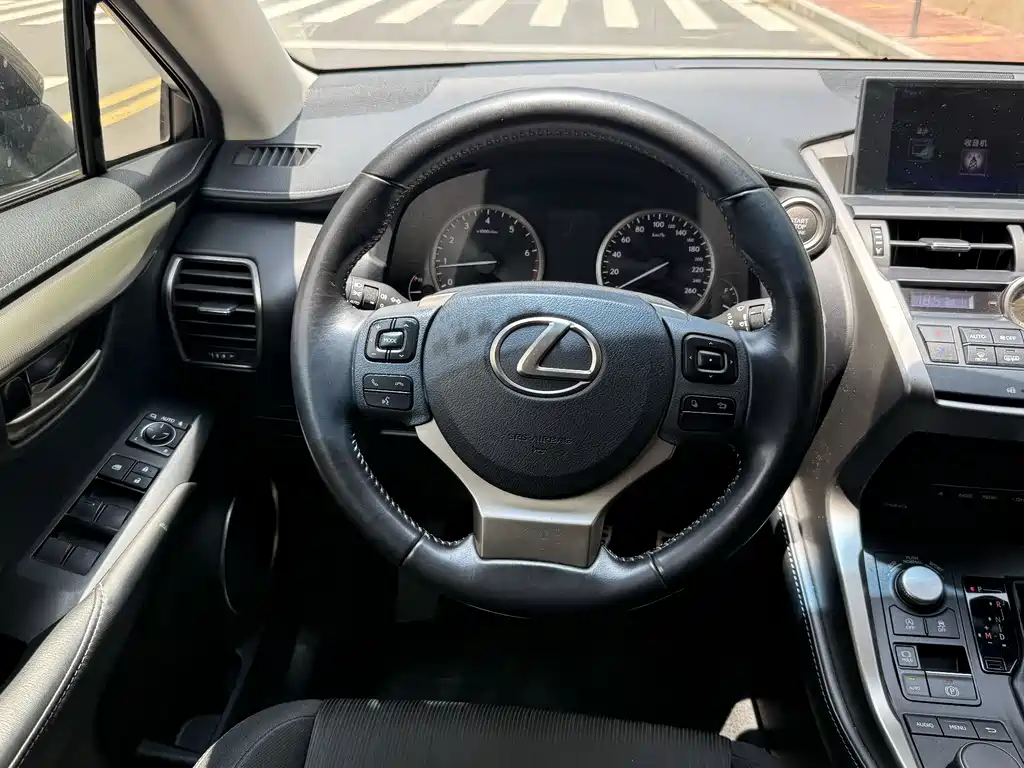 Lexus NX 2016 — фото 12