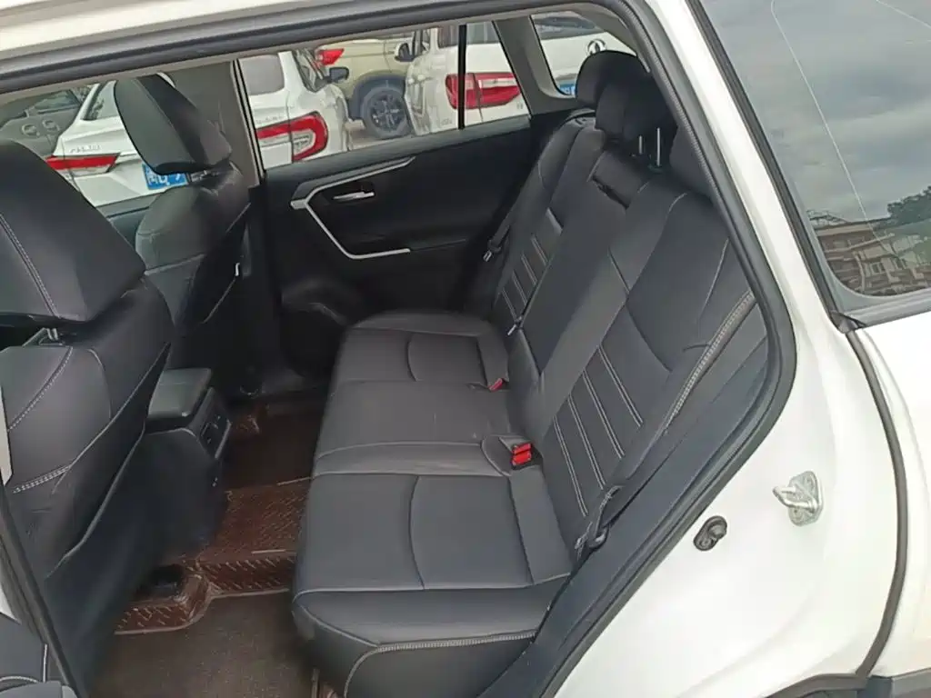 Toyota RAV4 2021 — фото 17