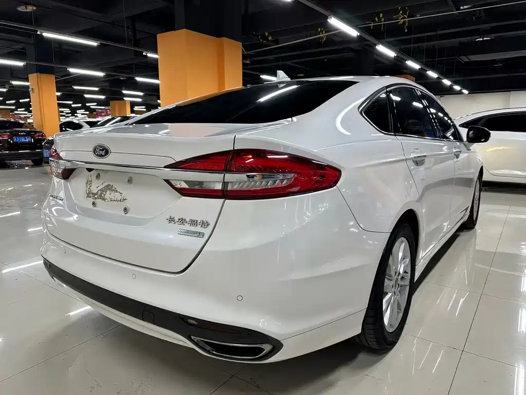 Ford Mondeo 2017 — фото 13
