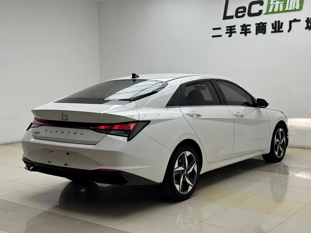 Hyundai Elantra 2022 — фото 16