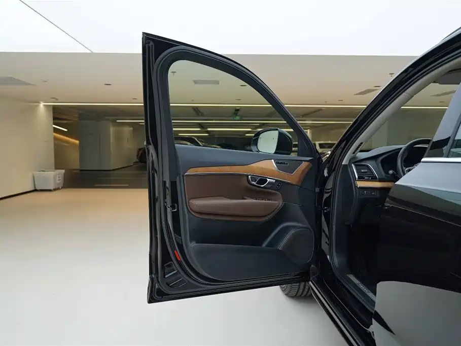 Volvo XC90 2020 — фото 16