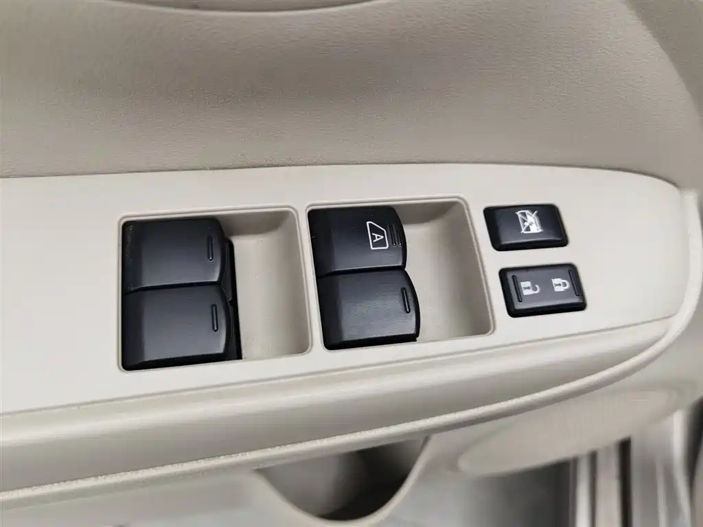 Nissan Sunny 2018 — фото 9