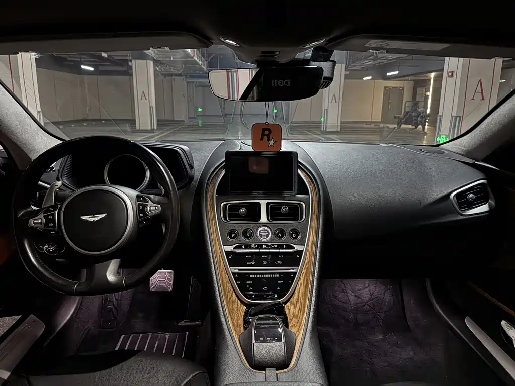 Aston Martin DB11 2019 — фото 11