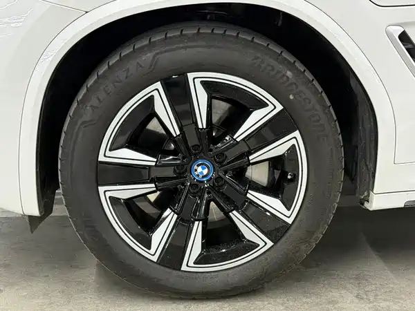 BMW iX3 2024