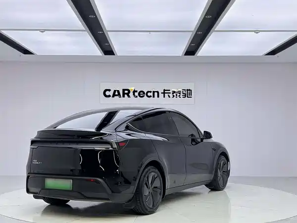 Tesla Model Y 2025