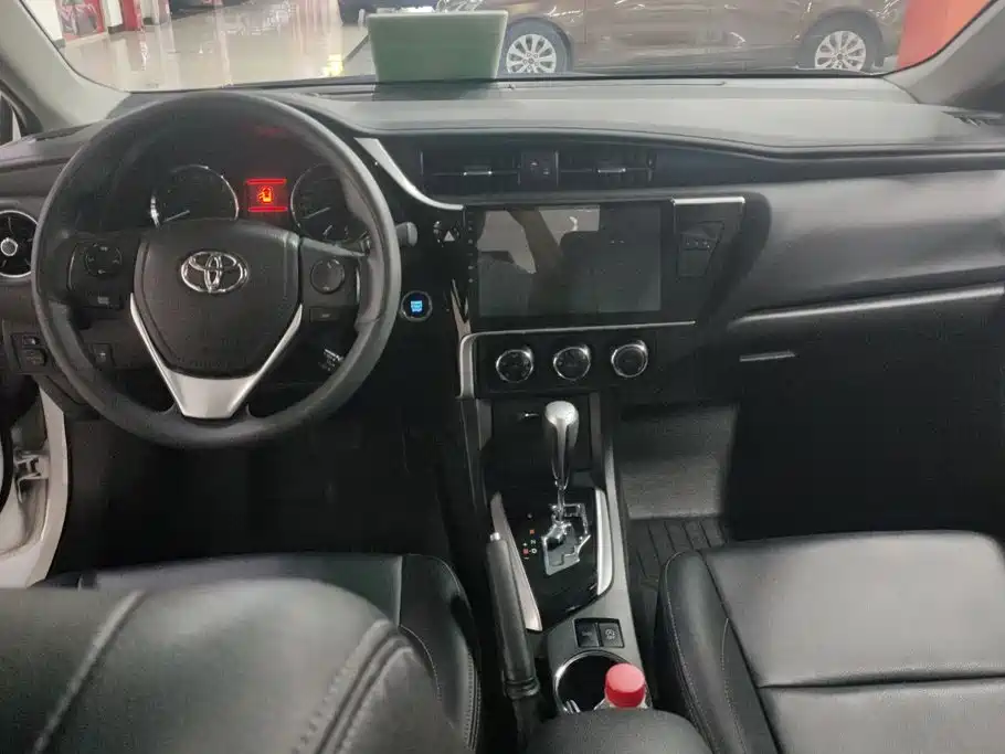 Toyota Corolla 2018 — фото 12