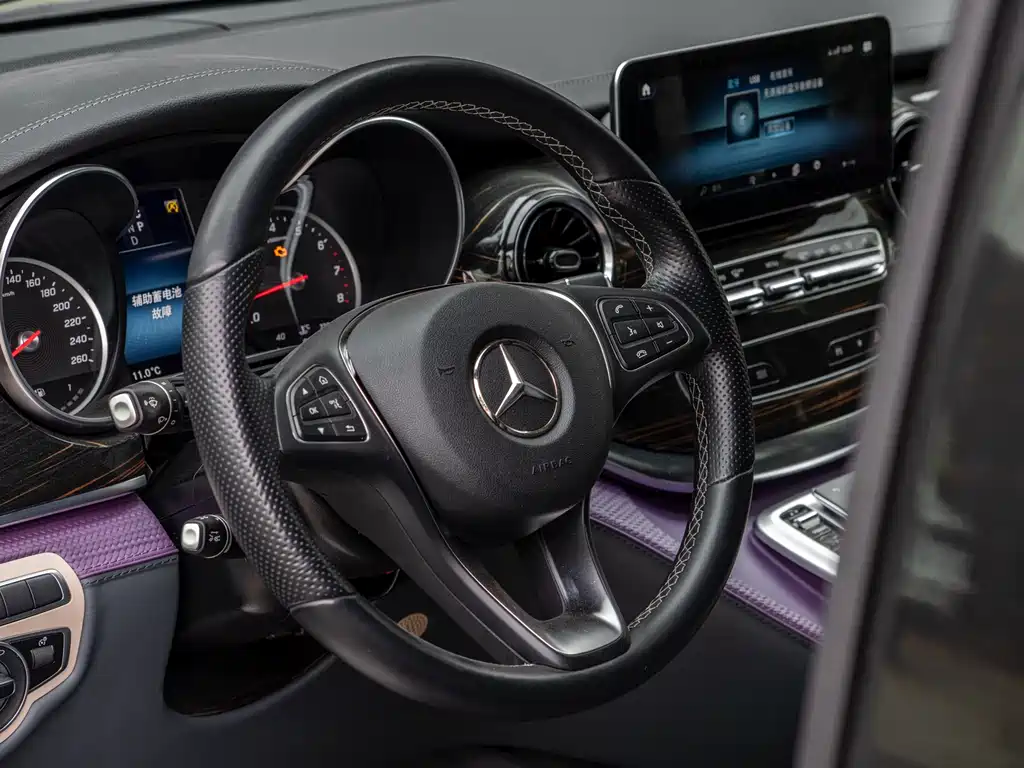 Mercedes-Benz V-Class 2023 — фото 9
