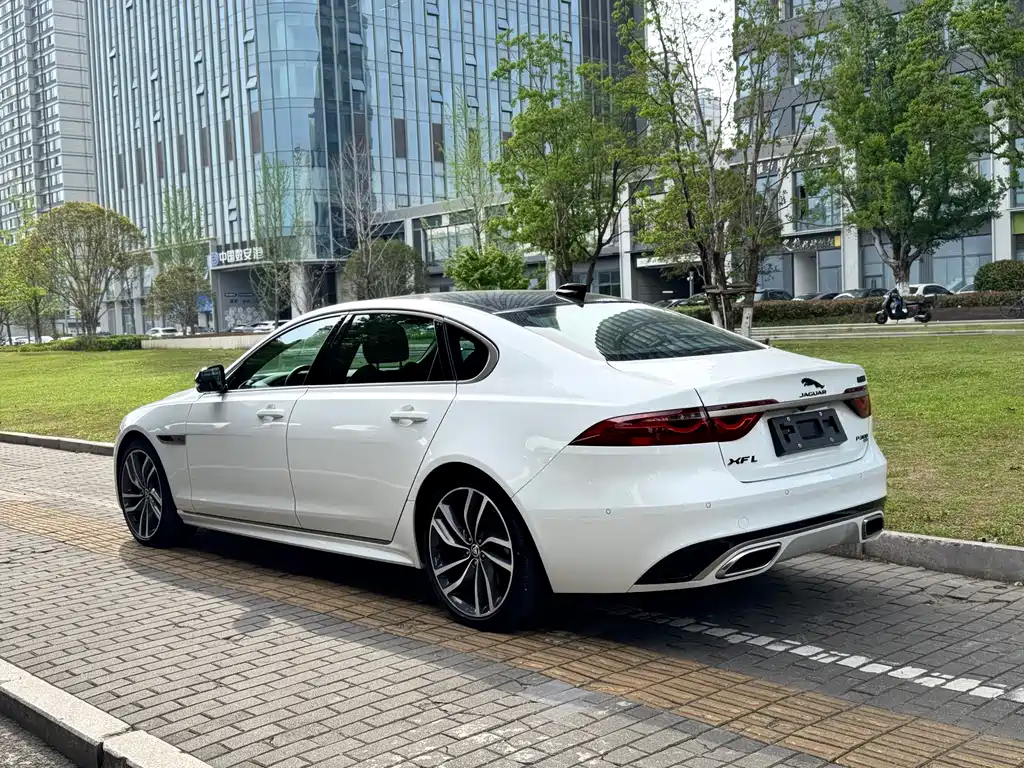 Jaguar XFL 2024 — фото 18