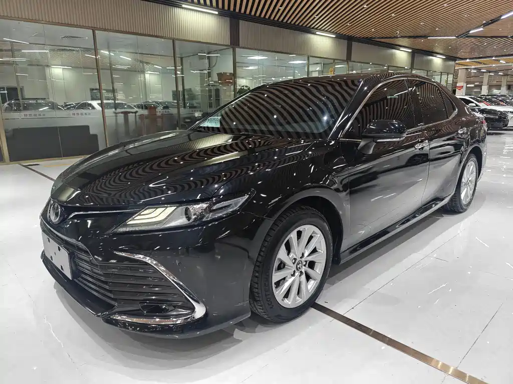 Toyota Camry 2022 — фото 1