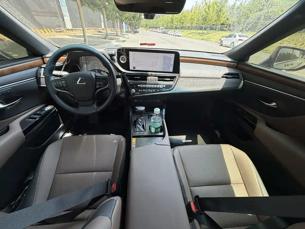 Lexus ES 2024