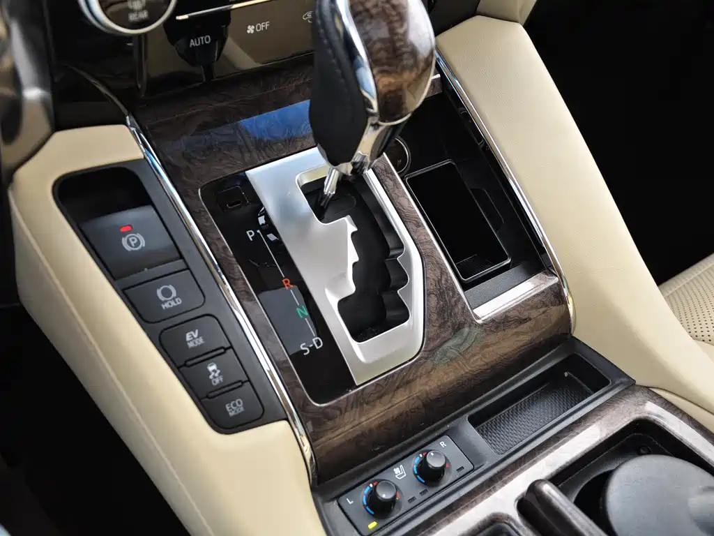 Toyota Alphard 2022 — фото 19