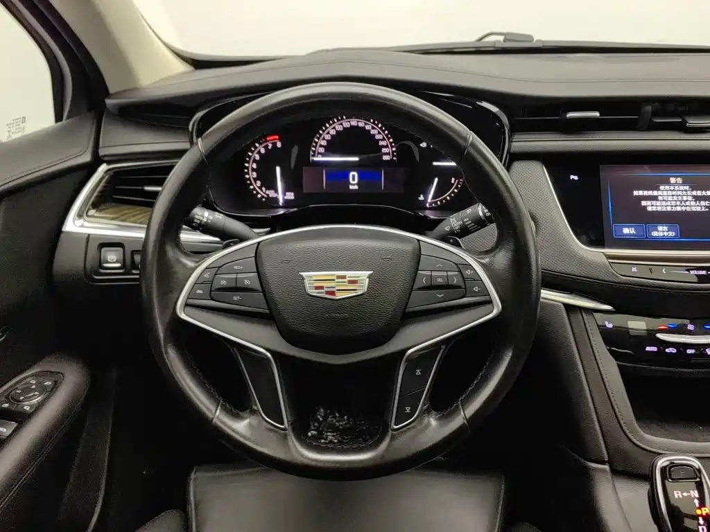 Cadillac XT5 2017 — фото 11