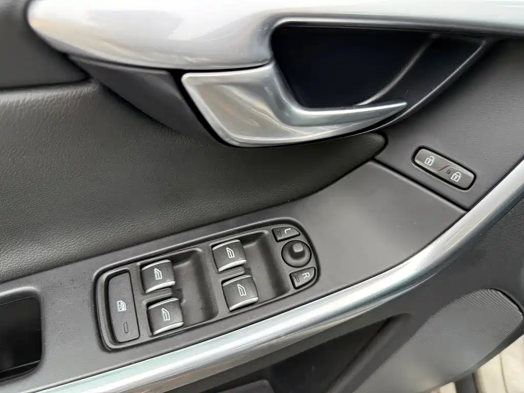 Volvo XC60 2017 — фото 17