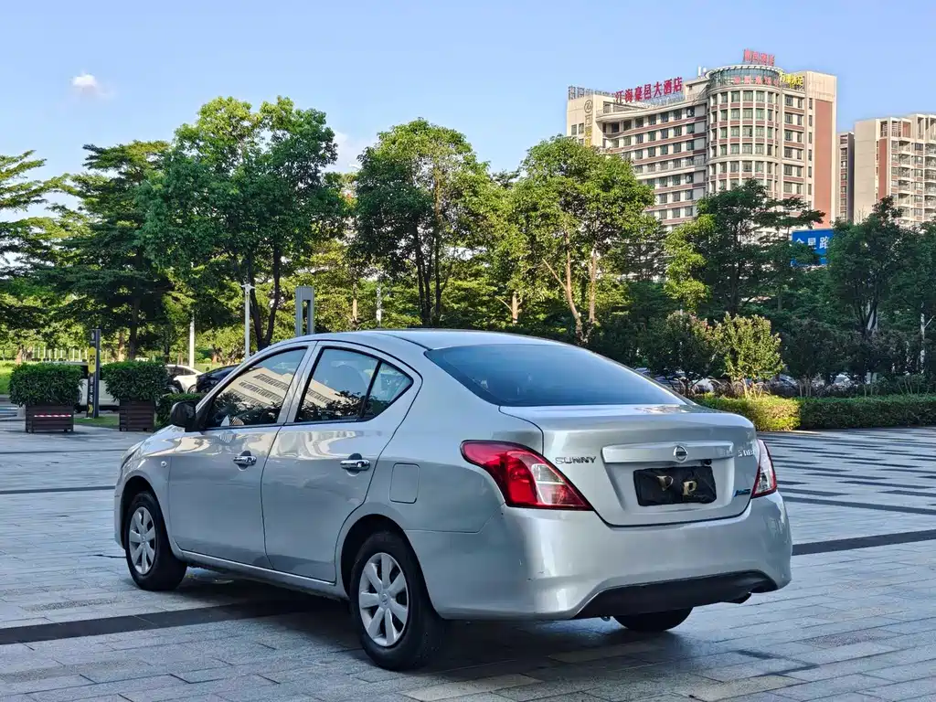 Nissan Sunny 2017 — фото 15