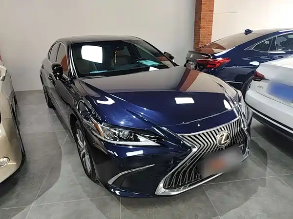 Lexus ES 2020