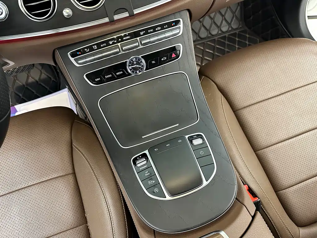 Mercedes-Benz E-Class 2019 — фото 20