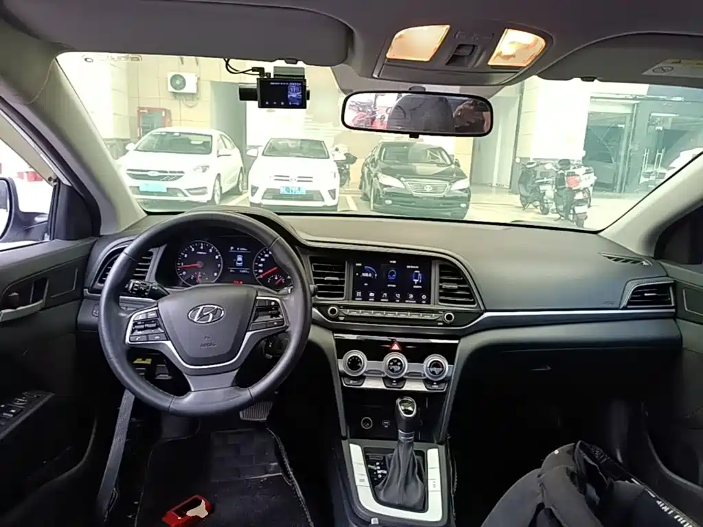 Hyundai Elantra 2020 — фото 10
