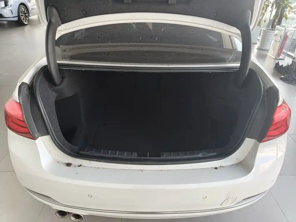 BMW 3 Series 2018 — фото 15