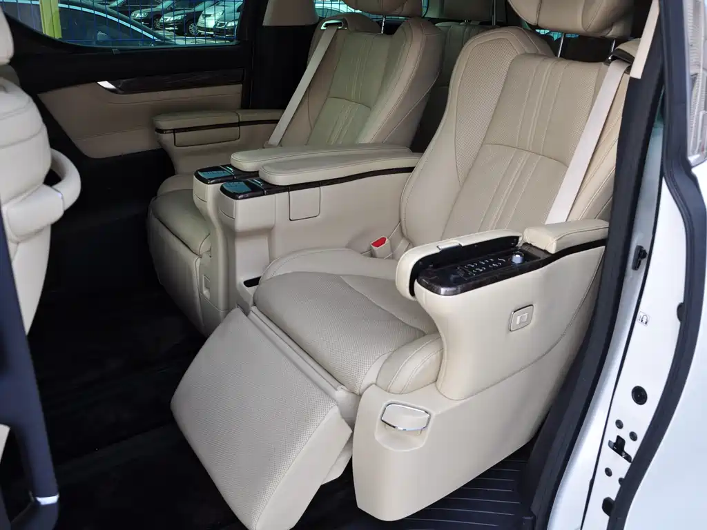 Toyota Alphard 2022 — фото 10