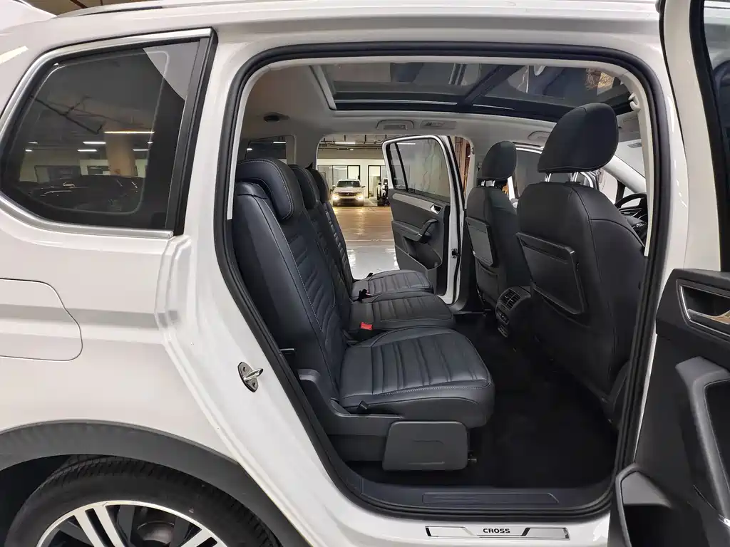 Volkswagen Touran 2018 — фото 13