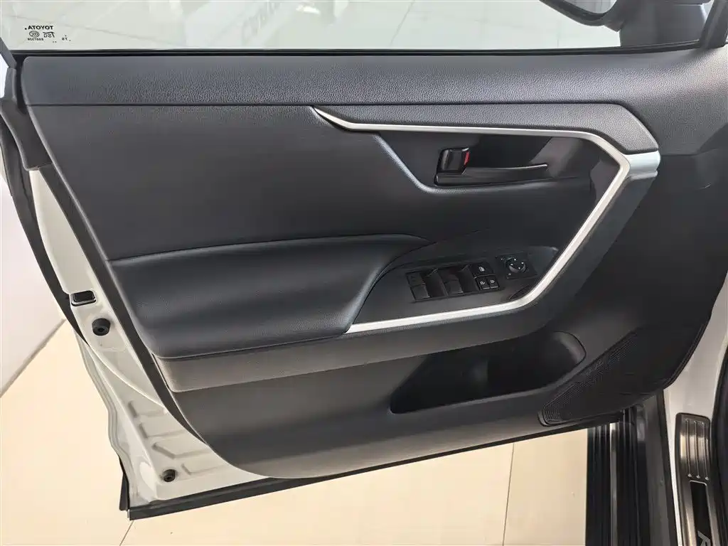 Toyota RAV4 2024 — фото 17