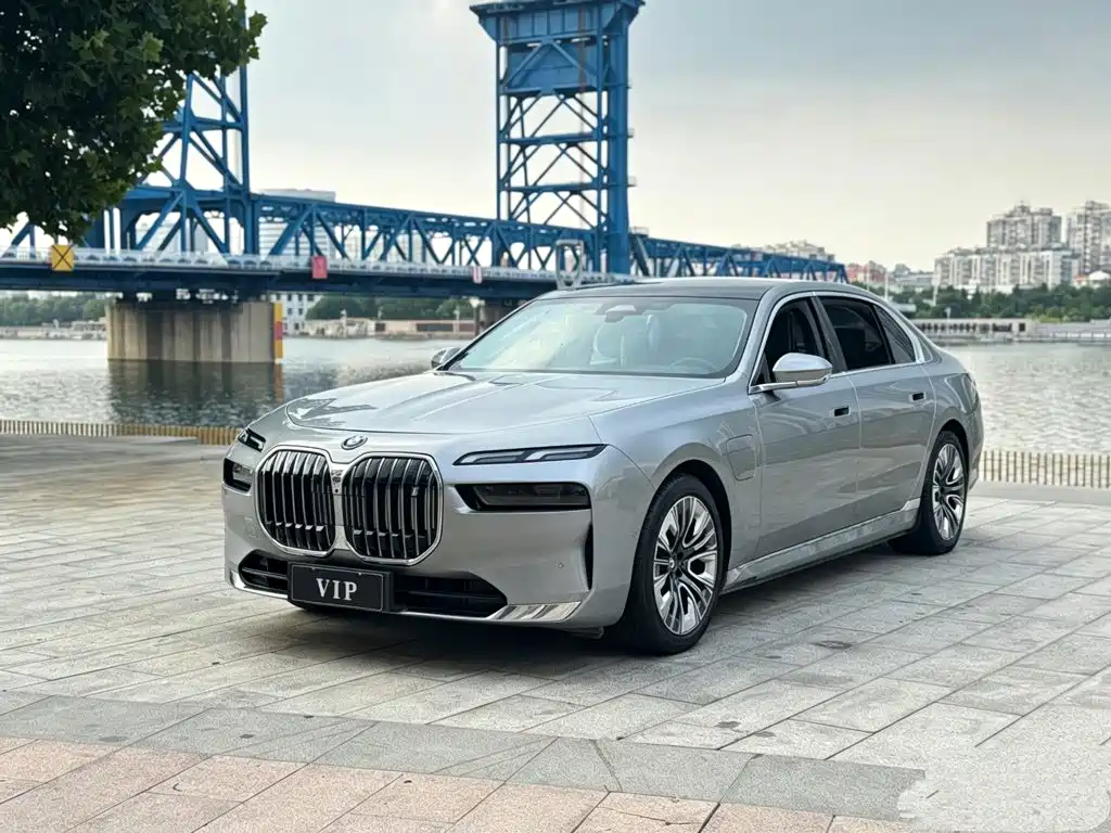 BMW i7 2023 — фото 1
