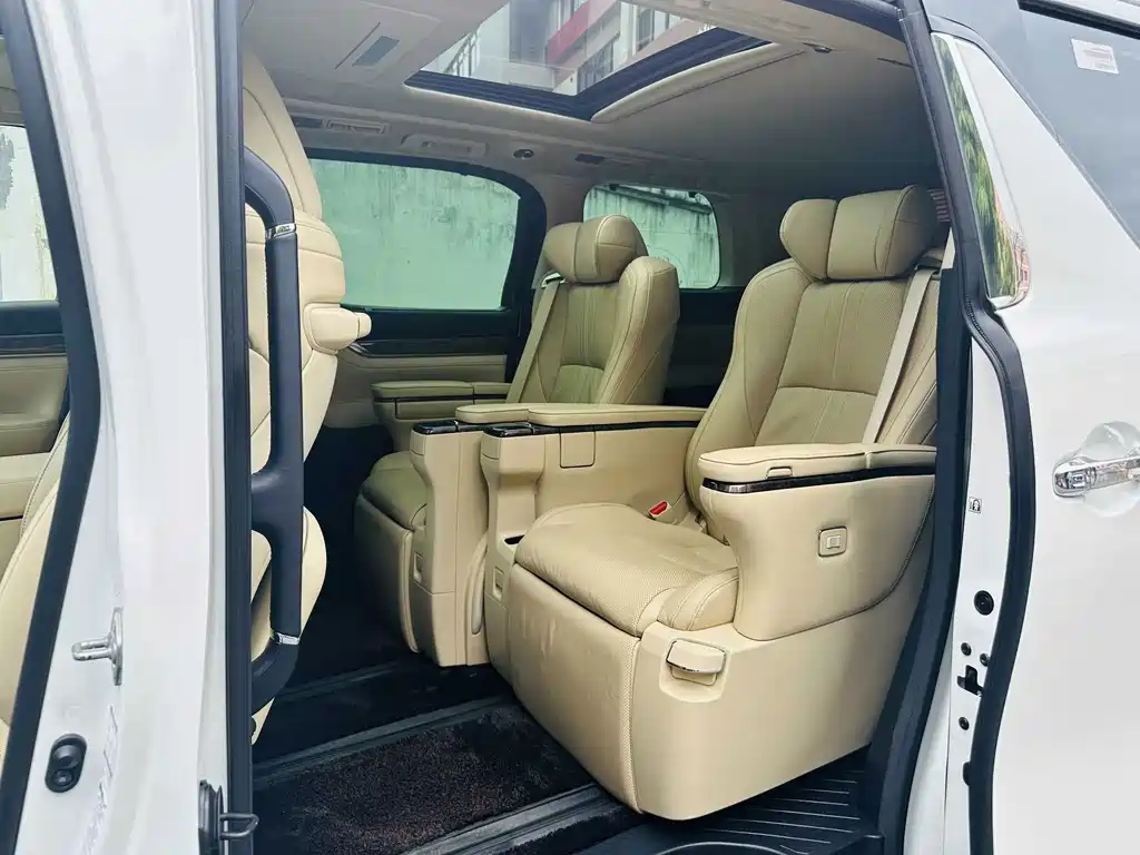 Toyota Alphard 2023 — фото 10