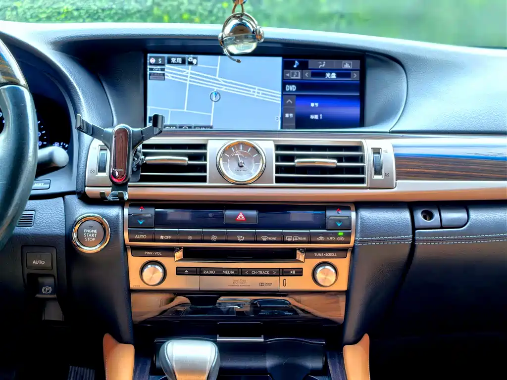Lexus LS 2015 — фото 13