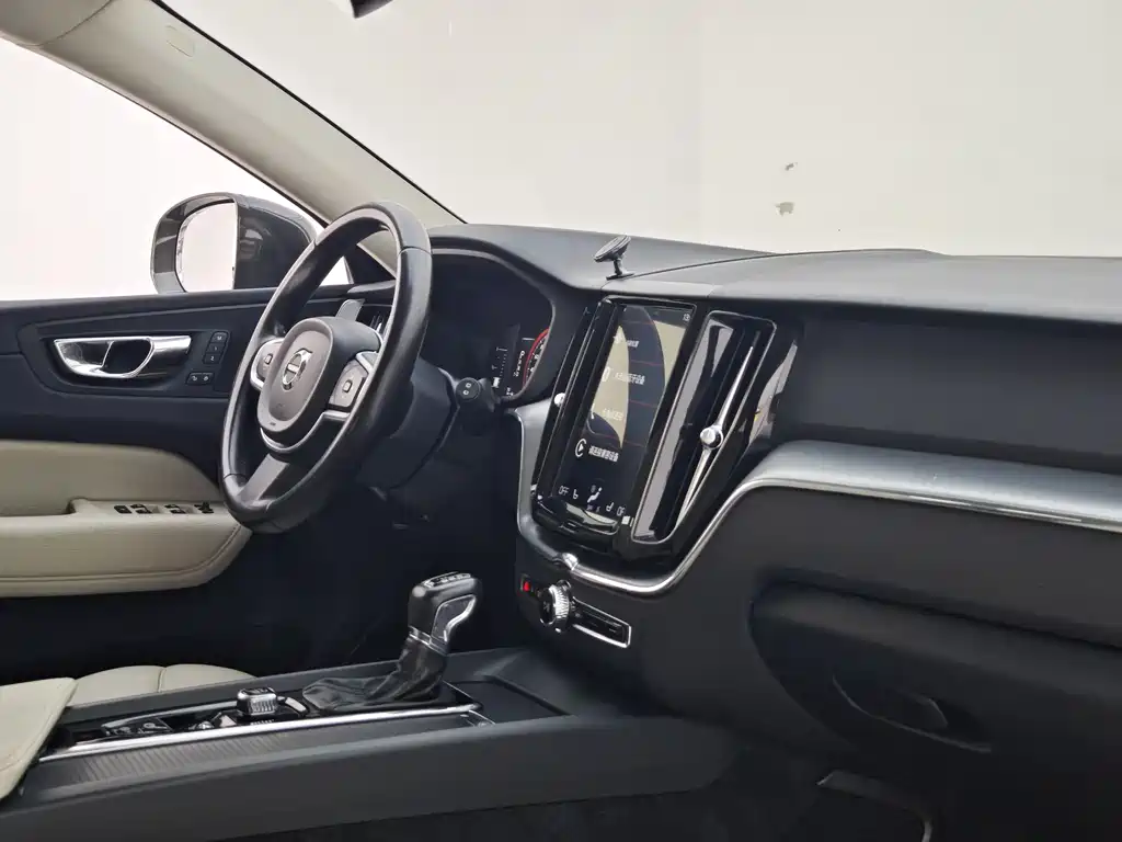 Volvo XC60 2018 — фото 11