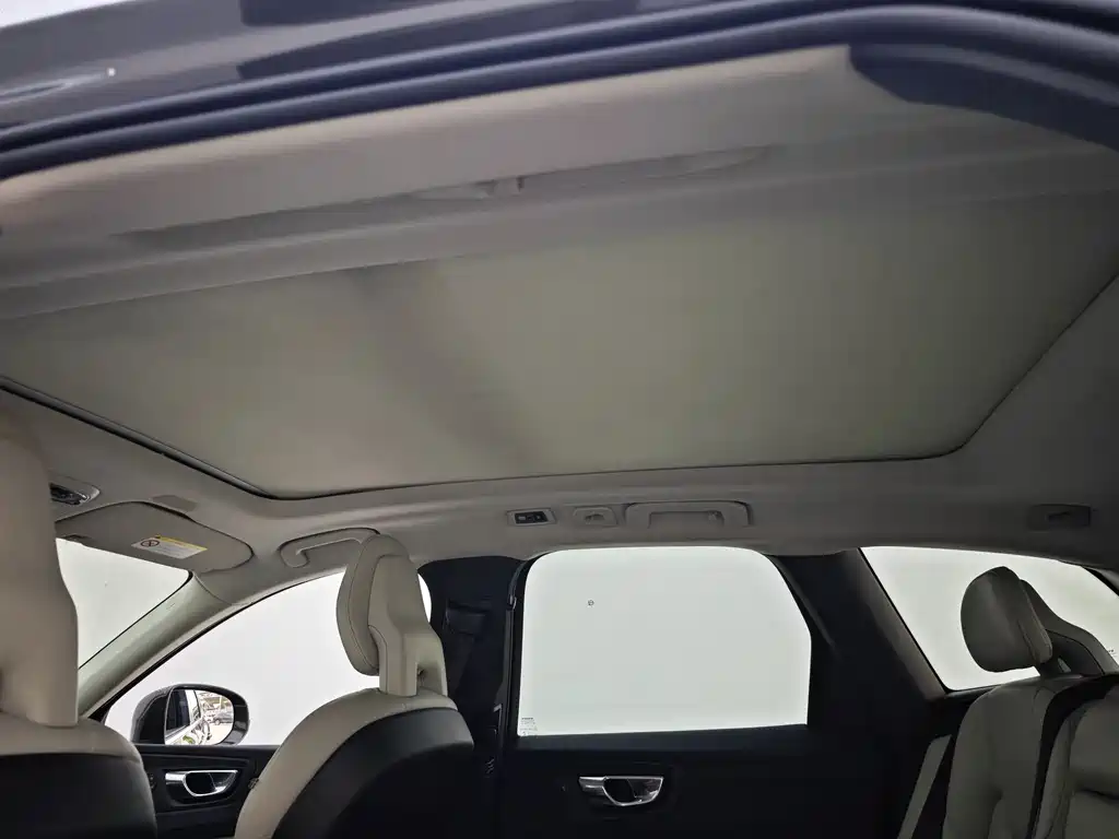 Volvo XC60 2018 — фото 19