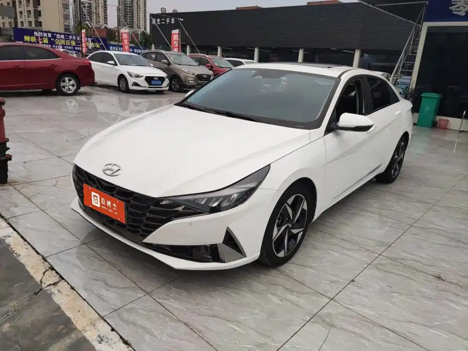 Hyundai Elantra 2023 — фото 1