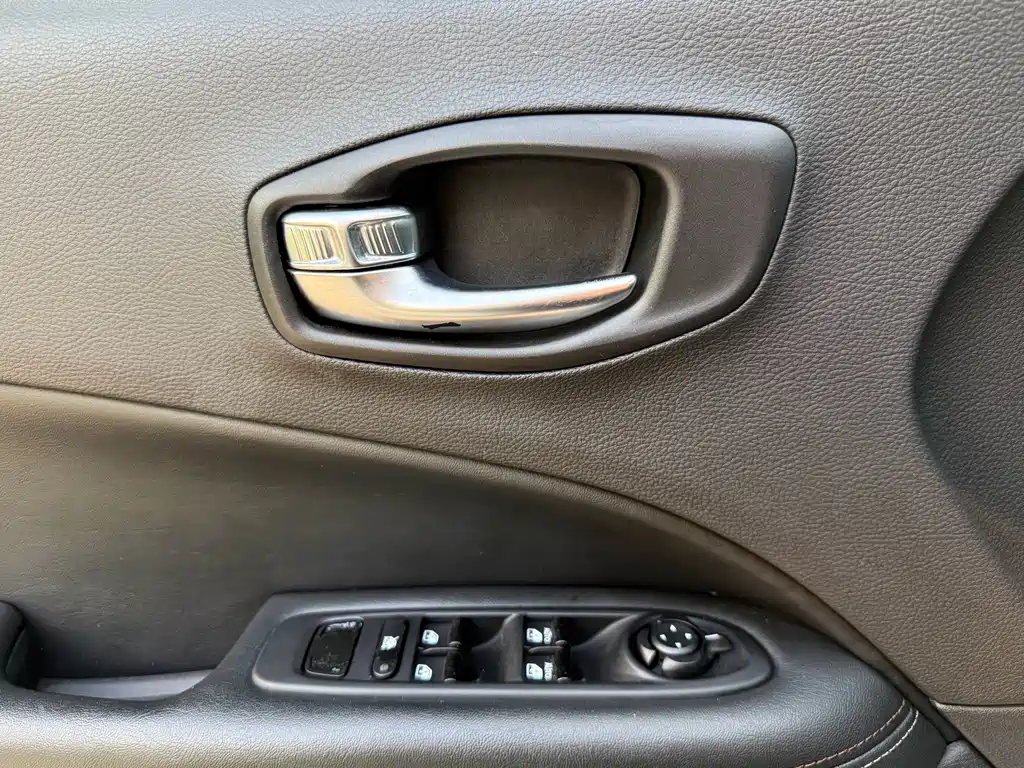 Jeep Compass 2017 — фото 17