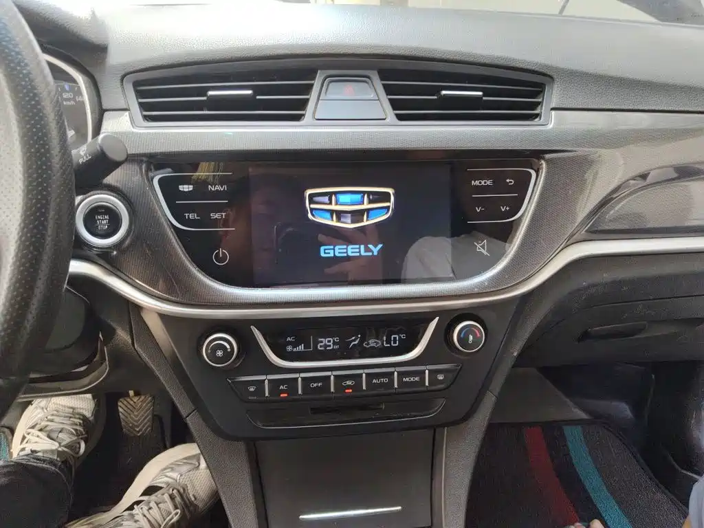 Geely Emgrand 2017 — фото 10