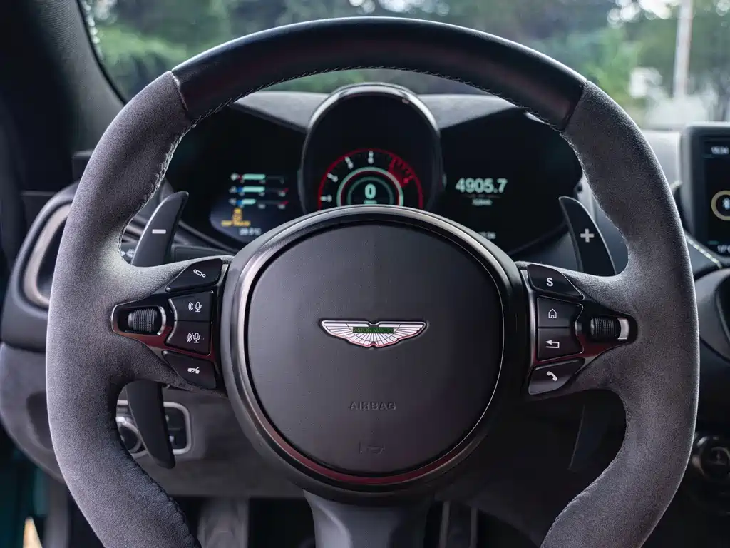 Aston Martin V8 Vantage 2022 — фото 16